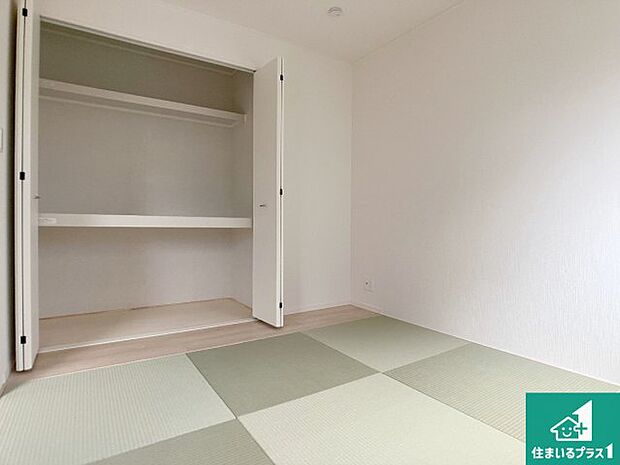 【和室】一室あると便利な和室は客間としてだけでなく、小さなお子様のプレイルームや食後のくつろぎスペースとしてもご利用いただけます。収納もついていますので大活躍間違いなし!