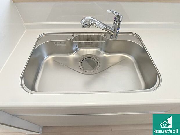 【キッチンシンク】蛇口の先端に浄水器を内蔵しています!原水と浄水、お湯と冷水、シャワーの切替えがワンタッチなので用途によって使い分けられます。