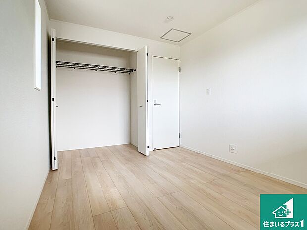 【洋室】収納スペースが充実しているので子供の成長に合わせてたくさん収納ができます!家族構成に合わせた様々な活用ができる収納!