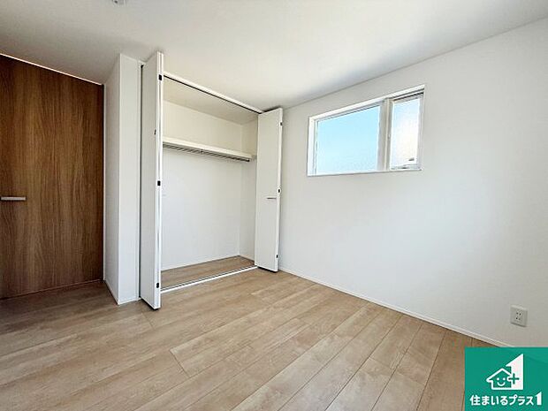 【洋室】シンプルな洋室は、自分好みのインテリアが楽しめます♪ご家族とインテリアや家具を選びに行くのは新築購入時の醍醐味の一つです。ぜひお楽しみください♪