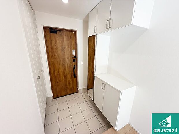 【玄関】シューズボックスにはたくさんの靴が収納できるので玄関周りはいつもスッキリ!ご家族が増えても安心!