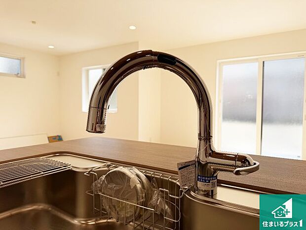 【キッチンシンク】蛇口の先端に浄水器を内蔵しています!原水と浄水、お湯と冷水、シャワーの切替えがワンタッチなので用途によって使い分けられます。