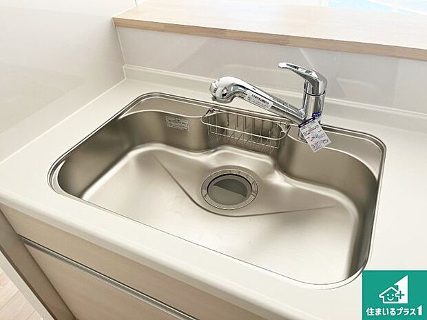 【独立洗面台】清潔感のある洗面台です。フラットな鏡は掃除がしやすく毎日清潔!ホースは引き出して使えるので洗顔やお掃除の際に便利です!