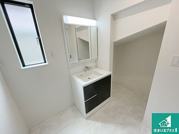 【独立洗面台】清潔感のある洗面台です。フラットな鏡は掃除がしやすく毎日清潔！鏡裏には収納があるのでスッキリとした洗面台が保てます。