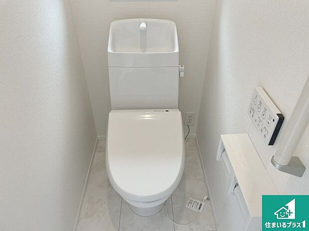 【トイレ】1・2階の2ヶ所にあるので、朝の忙しい時間の順番待ちもなく、深夜の利用にも大変便利です。