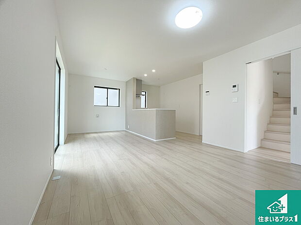 【居間・リビング】日当たり良好の明るいリビングで朝の目覚めもスッキリできそう!対面キッチンでご家族のコミュニケーションも自然と増える設計!小さなお子様が遊ぶスペースを作っても広々とくつろげるLDK!