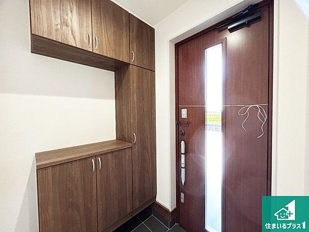 【玄関】シューズボックスにはたくさんの靴が収納できるので玄関周りはいつもスッキリ!ご家族が増えても安心!