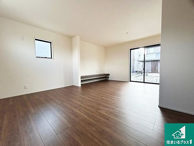 【居間・リビング】日当たり良好の明るいリビングで朝の目覚めもスッキリできそう！対面キッチンでご家族のコミュニケーションも自然と増える設計！小さなお子様が遊ぶスペースを作っても広々とくつろげるLDK！