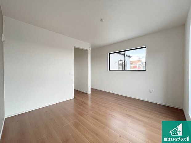 【洋室】寝室は心地よい眠りについてもらいたくて、シンプルかつ開放的な空間な設計にしています!大きな窓から差し込む日が心地いいです♪