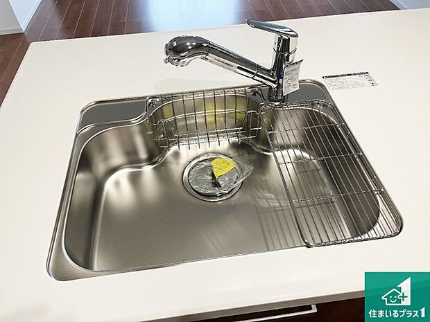 【キッチンシンク】蛇口の先端に浄水器を内蔵しています!原水と浄水、お湯と冷水、シャワーの切替えがワンタッチなので用途によって使い分けられます。