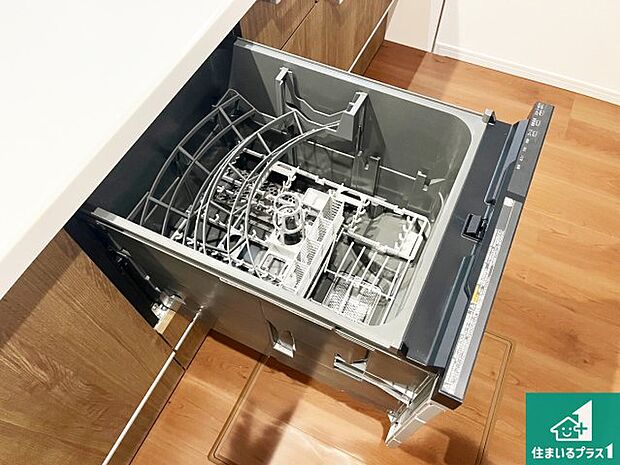 【食器洗浄乾燥機】食事後の一仕事、食器洗いをボタン一つでお任せできちゃいます!場所を取らないビルトイン式なので、お料理スペースもしっかり確保!