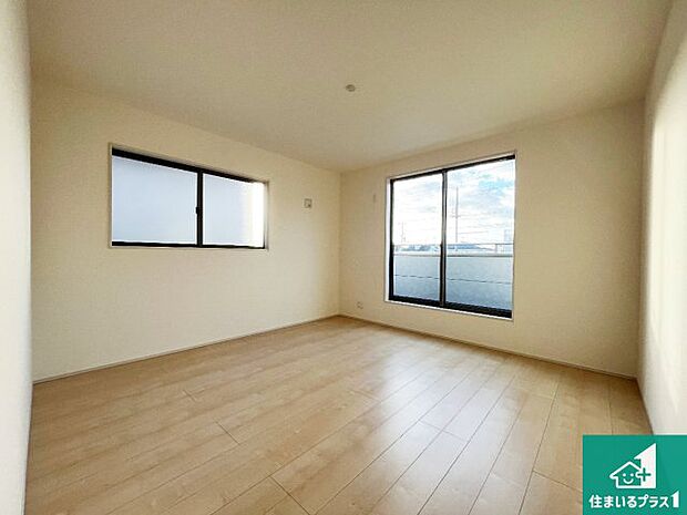 【洋室】ウォークインクローゼット付きで生活スペースもスッキリできます。各居室にも収納がありますので、お子様の衣類やおもちゃなどもしっかり収納できます。 