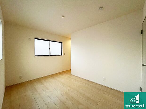 【洋室】ウォークインクローゼット付きで生活スペースもスッキリできます。各居室にも収納がありますので、お子様の衣類やおもちゃなどもしっかり収納できます。