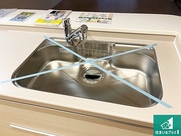 【キッチンシンク】蛇口の先端に浄水器を内蔵しています！原水と浄水、お湯と冷水、シャワーの切替えがワンタッチなので用途によって使い分けられます。