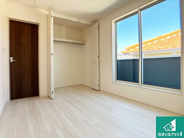 【洋室】寝室は心地よい眠りについてもらいたくて、シンプルかつ開放的な空間な設計にしています!大きな窓から差し込む日が心地いいです♪