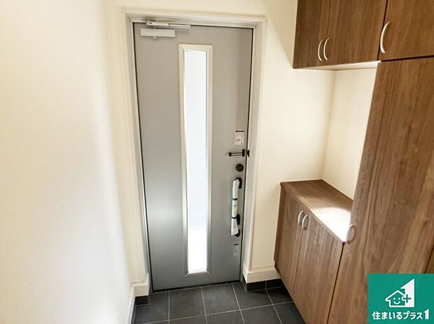 【玄関】シューズボックスにはたくさんの靴が収納できるので玄関周りはいつもスッキリ!ご家族が増えても安心!