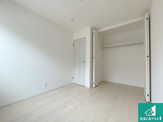 【洋室】収納スペースが充実しているので子供の成長に合わせてたくさん収納ができます！家族構成に合わせた様々な活用ができる収納！