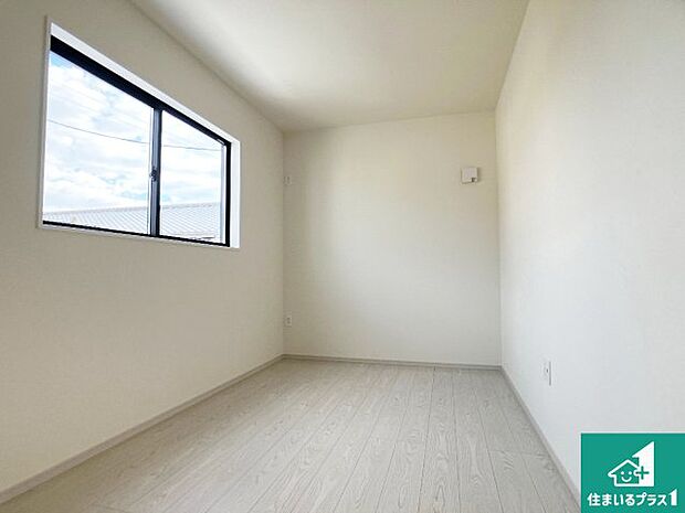 【洋室】シンプルな洋室は、自分好みのインテリアが楽しめます♪ご家族とインテリアや家具を選びに行くのは新築購入時の醍醐味の一つです。ぜひお楽しみください♪