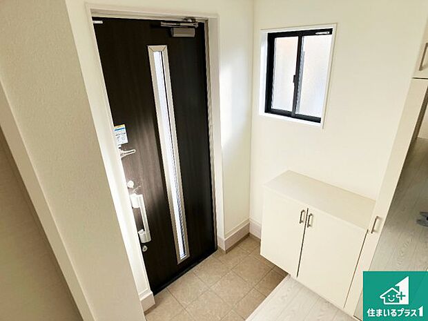 【玄関】シューズボックスにはたくさんの靴が収納できるので玄関周りはいつもスッキリ!ご家族が増えても安心!