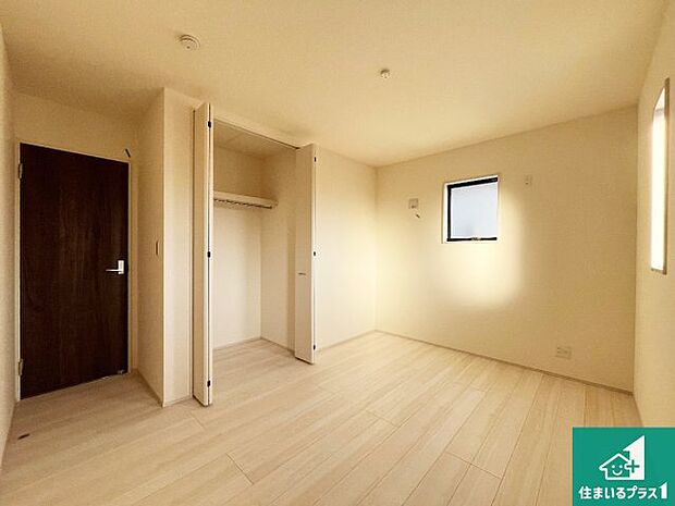 【洋室】収納スペースが充実しているので子供の成長に合わせてたくさん収納ができます！家族構成に合わせた様々な活用ができる収納！