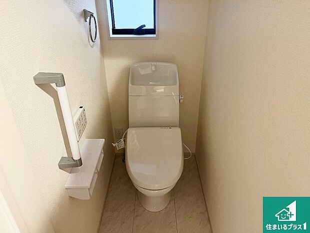 【トイレ】1・2階の2ヶ所にあるので、朝の忙しい時間の順番待ちもなく、深夜の利用にも大変便利です。