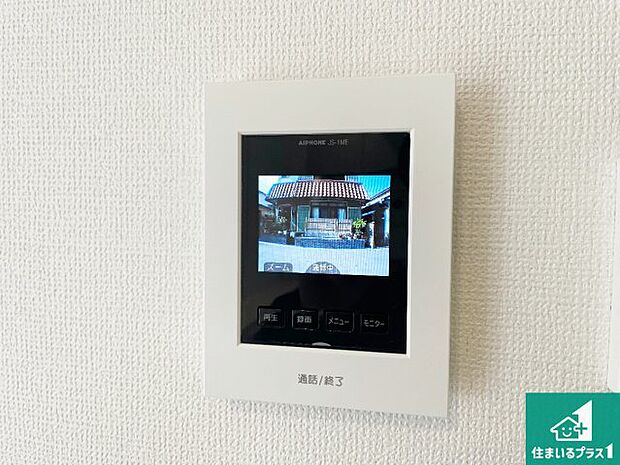 【カラーモニターインターホン】声だけでなく来訪者の姿や顔がモニターで確認できるので、小さなお子様がいらっしゃるご家庭でも安心できます！