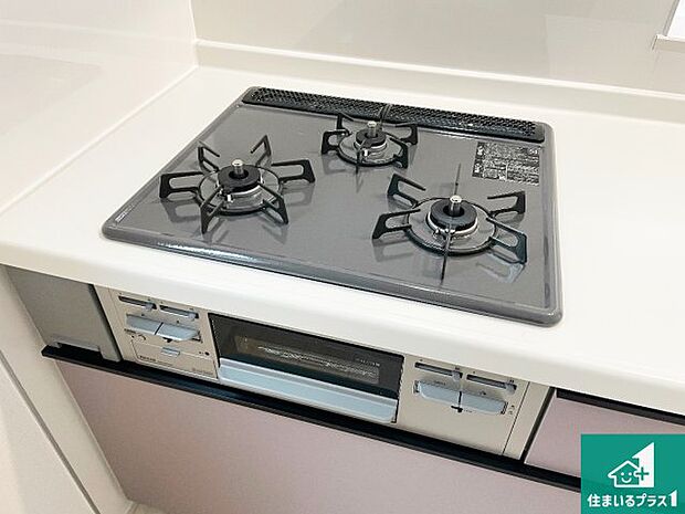 【コンロ】ダブル高火力Ｓｉセンサー付きコンロ！３口あるので、まとめて料理をする時も大活躍！