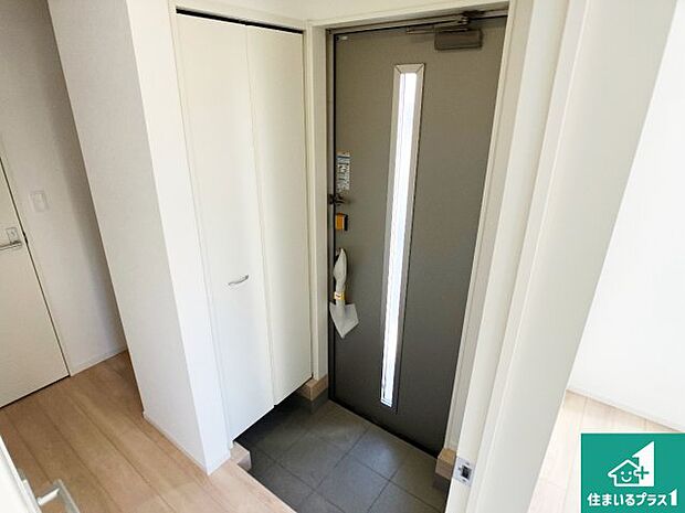 【玄関】シューズボックスにはたくさんの靴が収納できるので玄関周りはいつもスッキリ!ご家族が増えても安心!