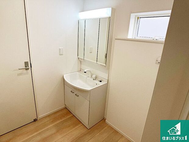 【独立洗面台】清潔感のある洗面台です。フラットな鏡は掃除がしやすく毎日清潔!鏡裏には収納があるのでスッキリとした洗面台が保てます。