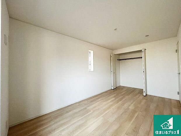 【洋室】寝室は心地よい眠りについてもらいたくて、シンプルかつ開放的な空間な設計にしています！大きな窓から差し込む日が心地いいです♪