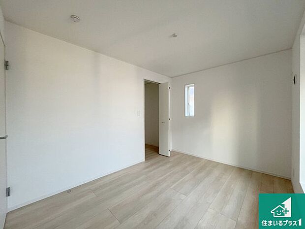 【キッチン】リビングと統一感があり、使い勝手のいいキッチン。広々としているので、二人並んで作業が出来ちゃいます。お子様と一緒に色々なお料理に挑戦できるスペースがあります。