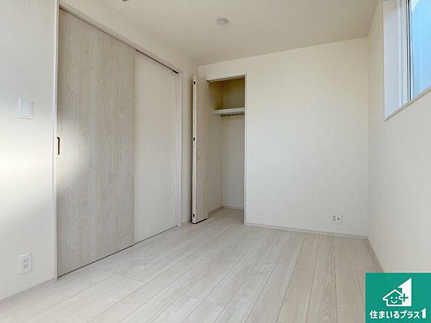 【洋室】寝室は心地よい眠りについてもらいたくて、シンプルかつ開放的な空間な設計にしています!大きな窓から差し込む日が心地いいです♪