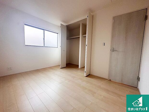 【洋室】収納スペースが充実しているので子供の成長に合わせてたくさん収納ができます!家族構成に合わせた様々な活用ができる収納!