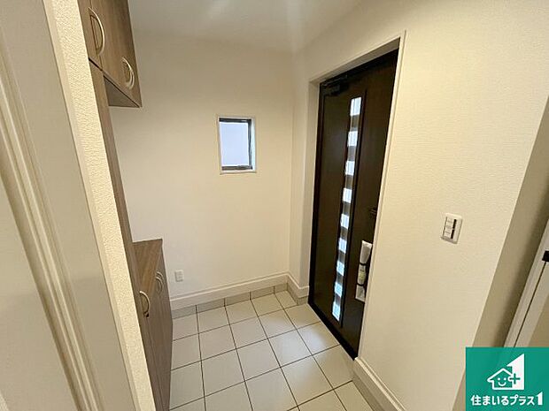 【玄関】シューズボックスにはたくさんの靴が収納できるので玄関周りはいつもスッキリ!ご家族が増えても安心!