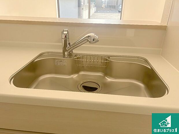 【キッチンシンク】蛇口の先端に浄水器を内蔵しています!原水と浄水、お湯と冷水、シャワーの切替えがワンタッチなので用途によって使い分けられます。