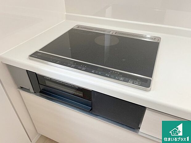 【コンロ】火を使わないので、安心なIHコンロ!でこぼこが無い構造なので、掃除もしやすく清潔に保てます!