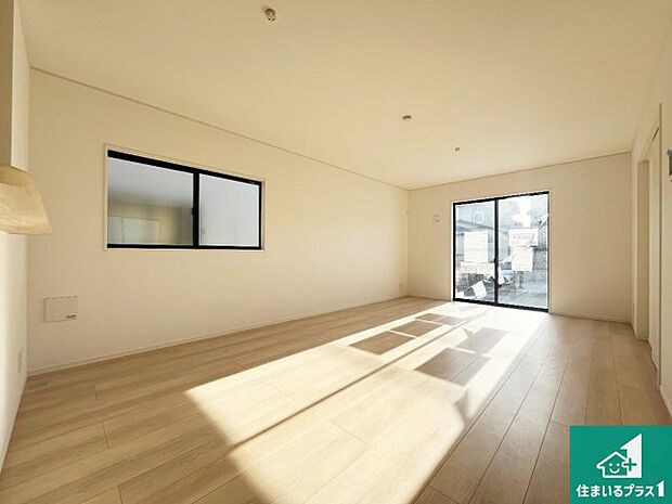 【居間・リビング】日当たり良好の明るいリビングで朝の目覚めもスッキリできそう!対面キッチンでご家族のコミュニケーションも自然と増える設計!小さなお子様が遊ぶスペースを作っても広々とくつろげるLDK!