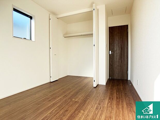 【洋室】収納スペースが充実しているので子供の成長に合わせてたくさん収納ができます!家族構成に合わせた様々な活用ができる収納!