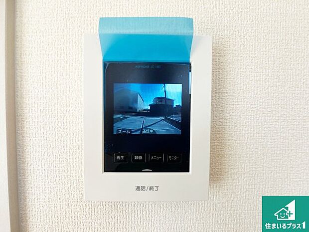 【カラーモニターインターホン】声だけでなく来訪者の姿や顔がモニターで確認できるので、小さなお子様がいらっしゃるご家庭でも安心できます!