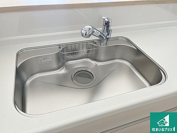 【キッチンシンク】蛇口の先端に浄水器を内蔵しています!原水と浄水、お湯と冷水、シャワーの切替えがワンタッチなので用途によって使い分けられます。