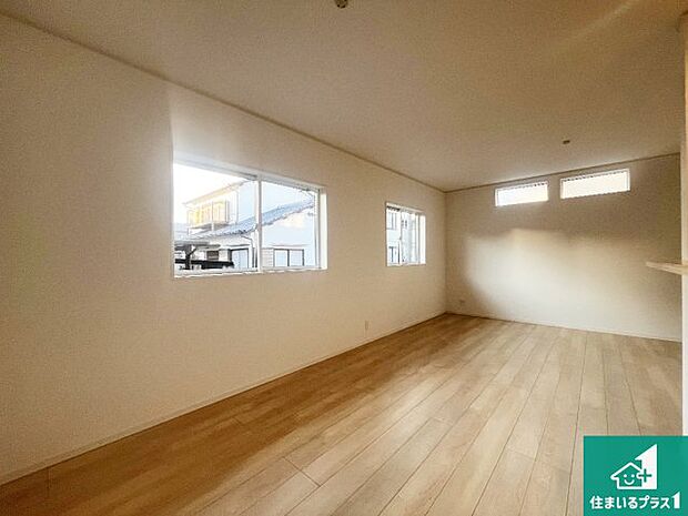 【居間・リビング】日当たり良好の明るいリビングで朝の目覚めもスッキリできそう!対面キッチンでご家族のコミュニケーションも自然と増える設計!小さなお子様が遊ぶスペースを作っても広々とくつろげるLDK!