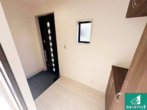 【玄関】シューズボックスにはたくさんの靴が収納できるので玄関周りはいつもスッキリ!ご家族が増えても安心!