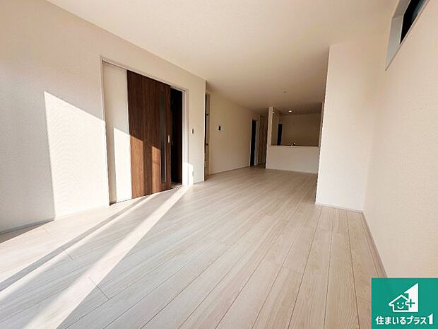 【居間・リビング】日当たり良好の明るいリビングで朝の目覚めもスッキリできそう!対面キッチンでご家族のコミュニケーションも自然と増える設計!小さなお子様が遊ぶスペースを作っても広々とくつろげるLDK!