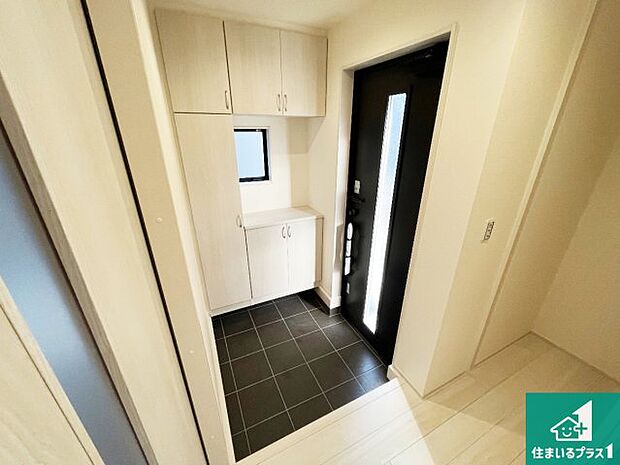 【玄関】シューズボックスにはたくさんの靴が収納できるので玄関周りはいつもスッキリ!ご家族が増えても安心!