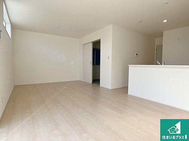 【居間・リビング】日当たり良好の明るいリビングで朝の目覚めもスッキリできそう!対面キッチンでご家族のコミュニケーションも自然と増える設計!小さなお子様が遊ぶスペースを作っても広々とくつろげるLDK!