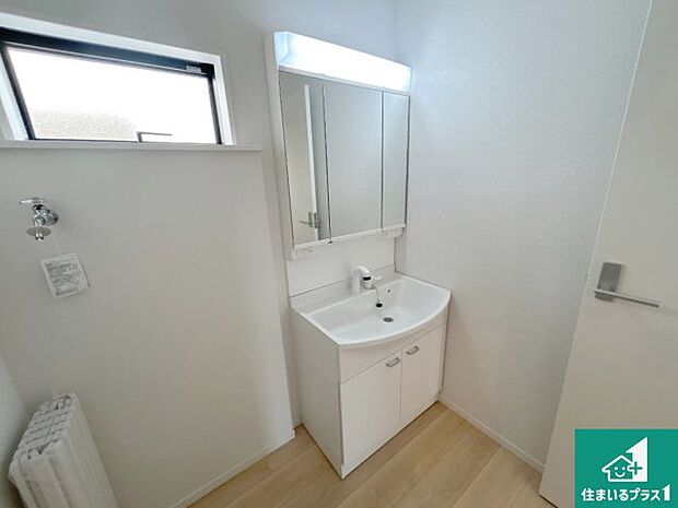 【独立洗面台】清潔感のある洗面台です。フラットな鏡は掃除がしやすく毎日清潔!鏡裏には収納があるのでスッキリとした洗面台が保てます。