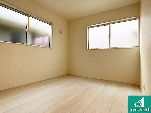 【洋室】周辺は落ち着いた街並みの住宅地!子育てがしやすい住環境です!まだ未完成ですが、現地でしかわからない事もございます。是非一度ご覧ください。