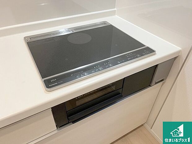 【コンロ】火を使わないので、安心なＩＨコンロ！でこぼこが無い構造なので、掃除もしやすく清潔に保てます！