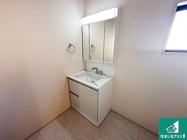 【独立洗面台】清潔感のある洗面台です。フラットな鏡は掃除がしやすく毎日清潔！鏡裏には収納があるのでスッキリとした洗面台が保てます。