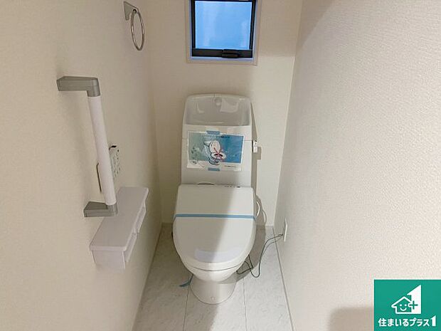 【トイレ】1・2階の2ヶ所にあるので、朝の忙しい時間の順番待ちもなく、深夜の利用にも大変便利です。